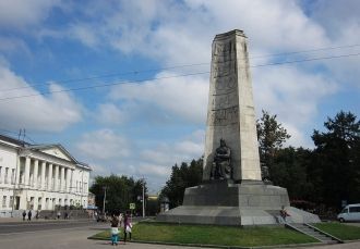 Монумент в честь 850-летия города, Влади