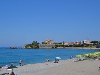 Отдыхающие на пляже