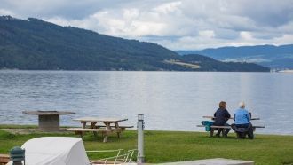 Жители на берегах Йёвика.