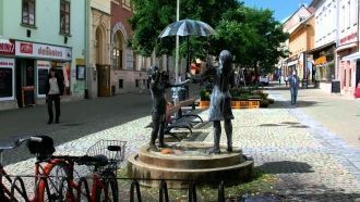 Фонтан и местные жители.