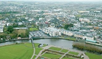 Город Карлоу с высоты птичьего полета.