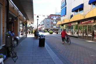 Жители на улицах Питео.