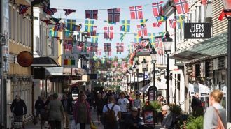 Люди на городских улицах.