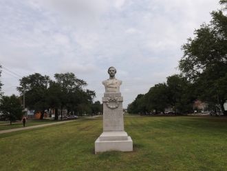 Памятники и скульптуры города Дрё.