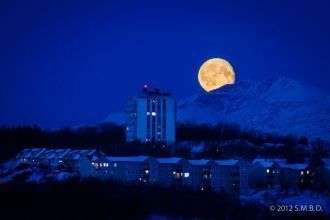 Луна над городом Нарвик.