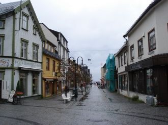 Улица Харстада в начале осени.