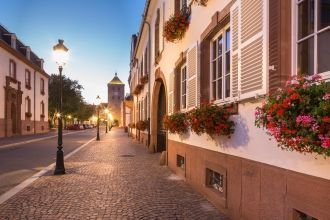 Улицы города Агно, на рассвете.