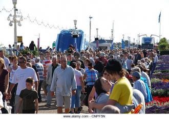 Местные жители города Истборн.