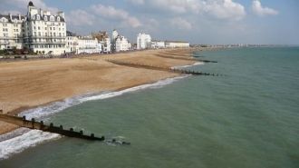 На улице города Истборн.