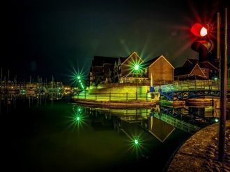 Город Истборн ночью.