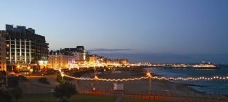 Город Истборн ночью.