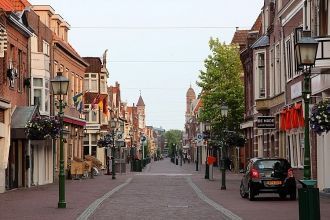 Неширокая извилистая улица Хорна.