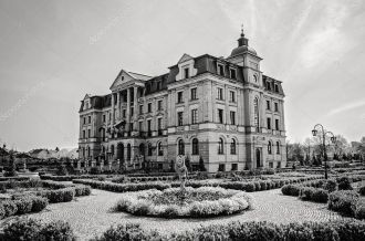 Старое фото дворца Влоцлавека.