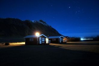 Город Акранес ночью.