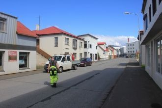 На улице города Акранес.