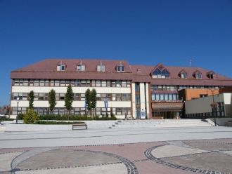 На улице города Гёдёллё.