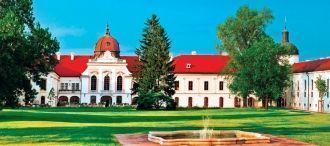 Достопримечательность города Гёдёллё.