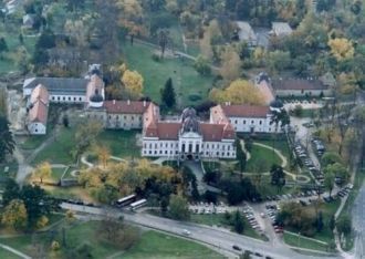 Город Гёдёллё с высоты.