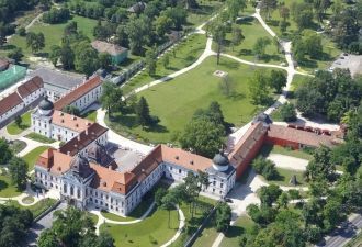 Королевский замок Гёдёллё с высоты.