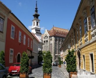 На улице города Гёдёллё.