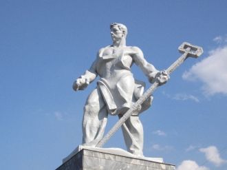 Памятник Металлургу возвышается сегодня 
