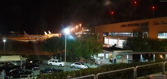Аэропорт Ларнаки ночью.