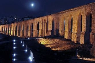 Древний акведук ночью в Ларнаке.