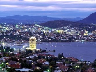 Город Хобарт ночью.