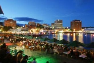 Город Хобарт ночью.