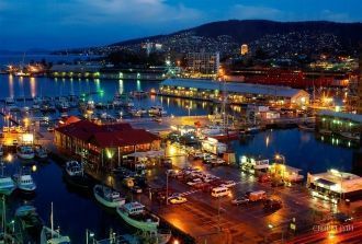 Город Хобарт ночью.