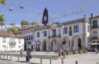 Люди в Вила-Нова-ди-Гая.