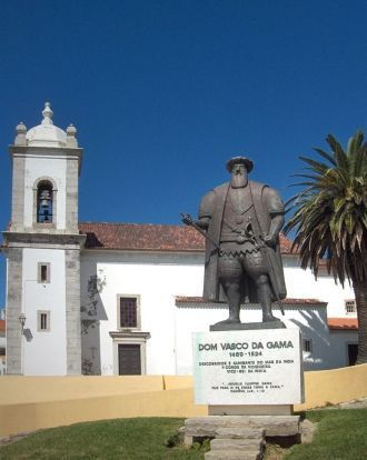 Памятник Васко да Гаме в городе Синиш.