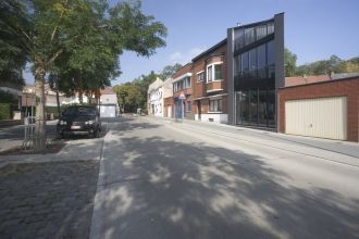 На улице города Тинен.