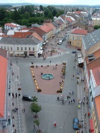 Будни на улицах и площадях города Йичин.