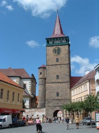 Жители и гости города Йичин.