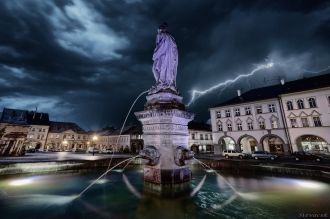 Йичин. Городской фонтан. Ночь.