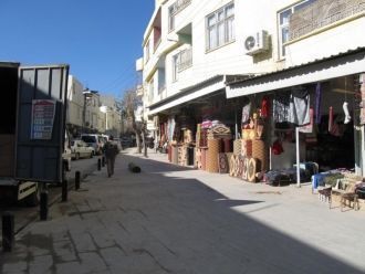 Узкие улицы, кривые заборы, дома-пещеры 