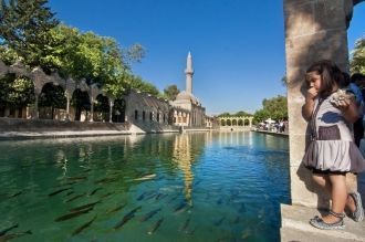 Во внутреннем дворике мечети находится н