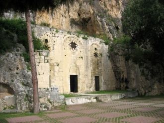 Улица с необычной религиозной постройкой