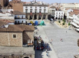 Местные жители и туристы города Касерес.