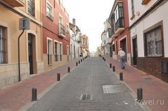 Узкая улица Альхесираса, на ней даже при