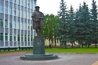 Памятник Аврааму Кульвецу.