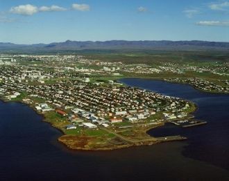 Город Коупавогюр с высоты.