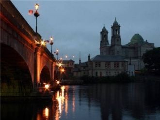 Ночной город Дандолк, Ирландия.