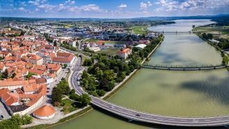 Вид с высоты на город Птуй