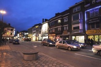 Вечерняя жизнь в городе Бастонь.