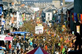 Местные жители и туристы города Бастонь.