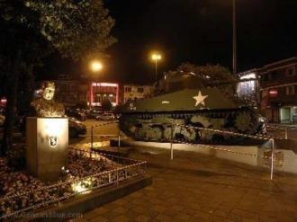 Ночная жизнь в городе Бастонь.