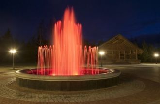 Фонтан в Биржай ночью.