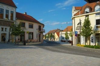 На улице города Кестхей.